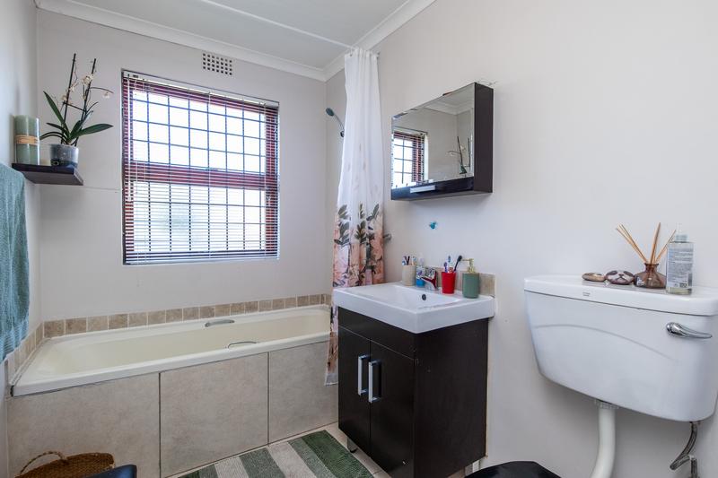 To Let 3 Bedroom Property for Rent in Lakeside Western Cape